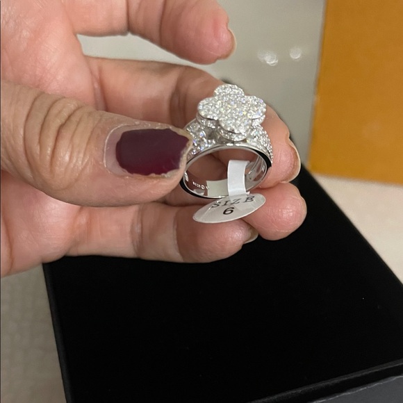 Elegant Silver Women's Ring - Picture 3 of 3